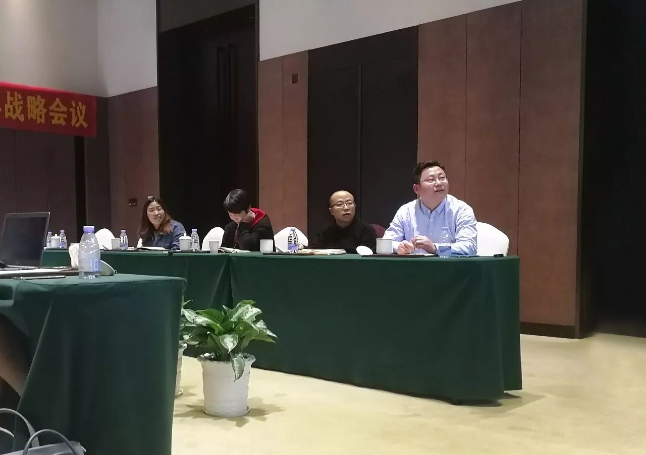 欧凯伞业总经理朱友福先生（右一）发言