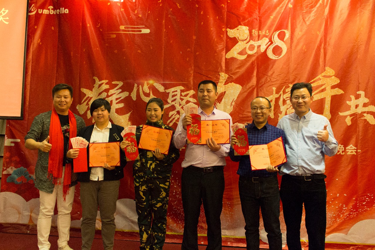 欧凯伞业总经理朱友福、深圳百浪科技有限公司CEO陈伟为年度卓越贡献者颁奖